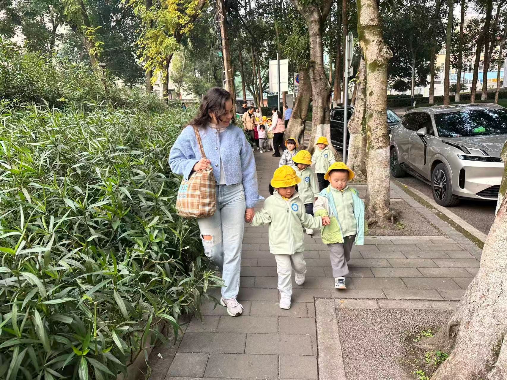 “与落叶对话”——外国语学院留学生助力重庆大学幼儿园自然...